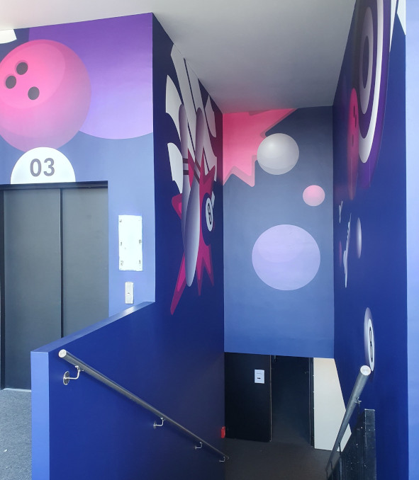 Wanddekoration aus Folie in einem Treppenhaus
